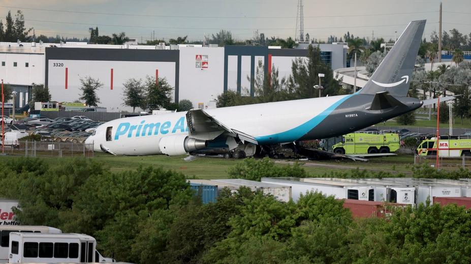 Nákladní letadlo v Miami přejelo při přistání ranvej a narazilo do několika aut