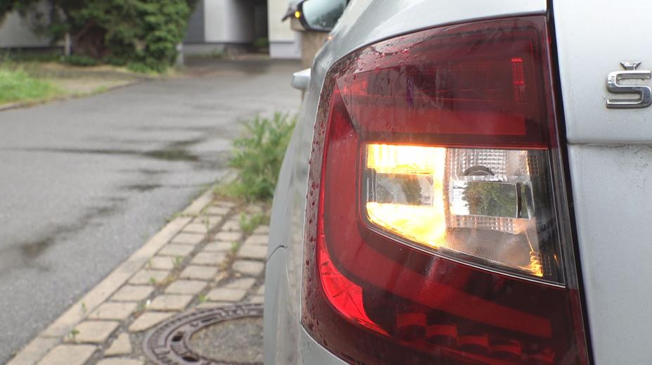 Brzdová světla čeká revoluce. Auta začnou při prudkém brzdění blikat