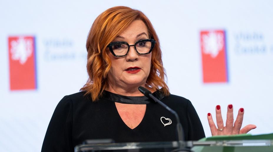 Státní zaměstnanci dostanou přidáno. Vláda schválila změnu platových tabulek