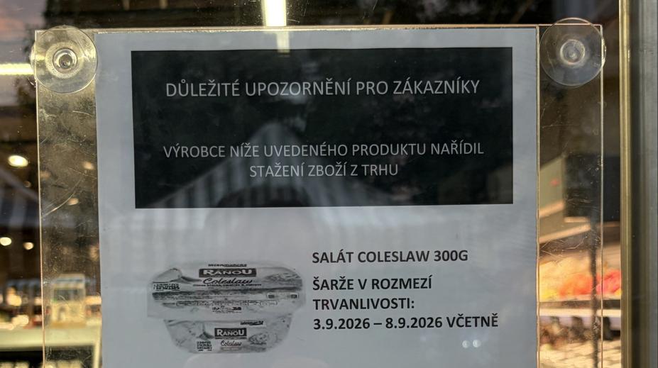 Řetězec na výlohy vyvěsil varování. Oblíbený salát nejezte, vrátíme vám peníze