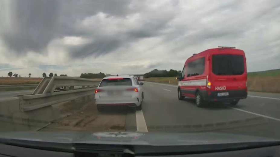 VIDEO: Po D1 kličkoval opilý řidič. Nadýchal téměř čtyři promile