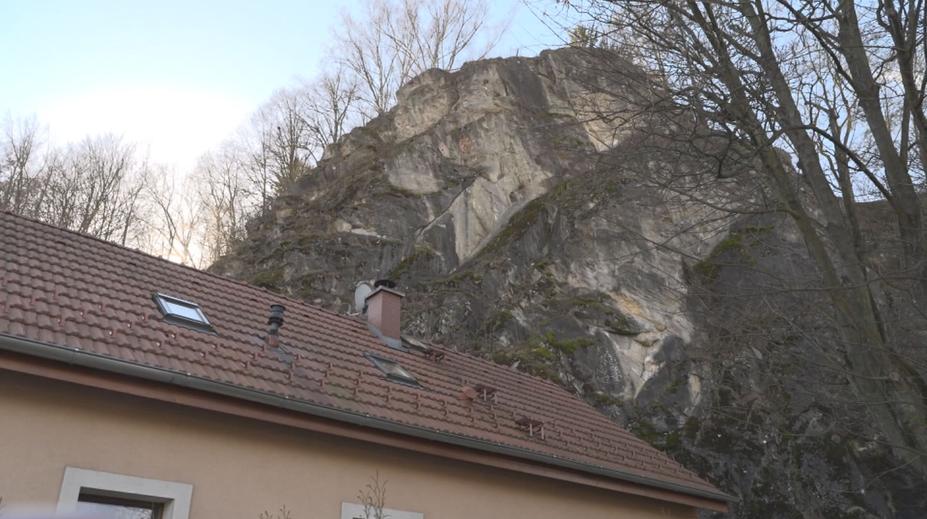 Dominanta Ledče nad Sázavou se stala nebezpečnou. Město kvůli ní uzavřelo silnici