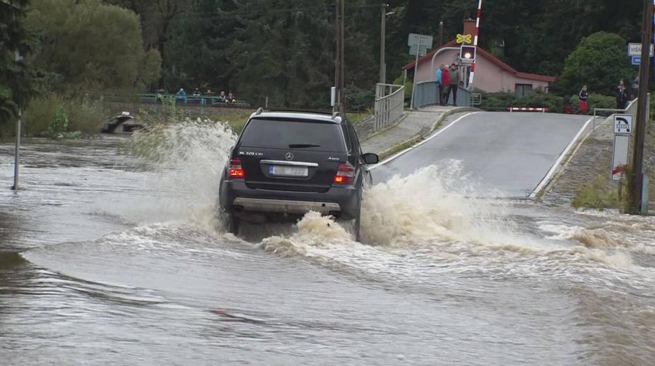 Bouřky způsobily řidičům velké problémy. Některé škody ale pojišťovny neproplatí