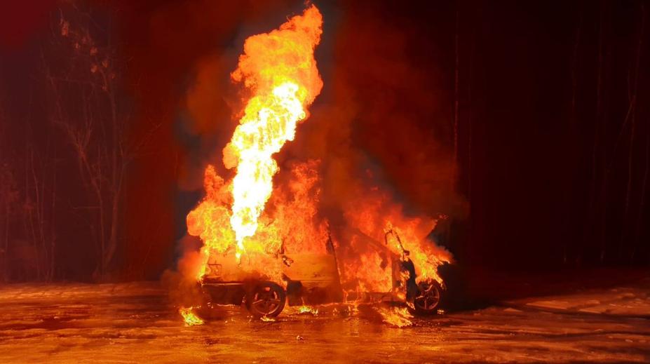 Hasiči nedokázali uhasit elektroauto, dívka (19) ve voze uhořela