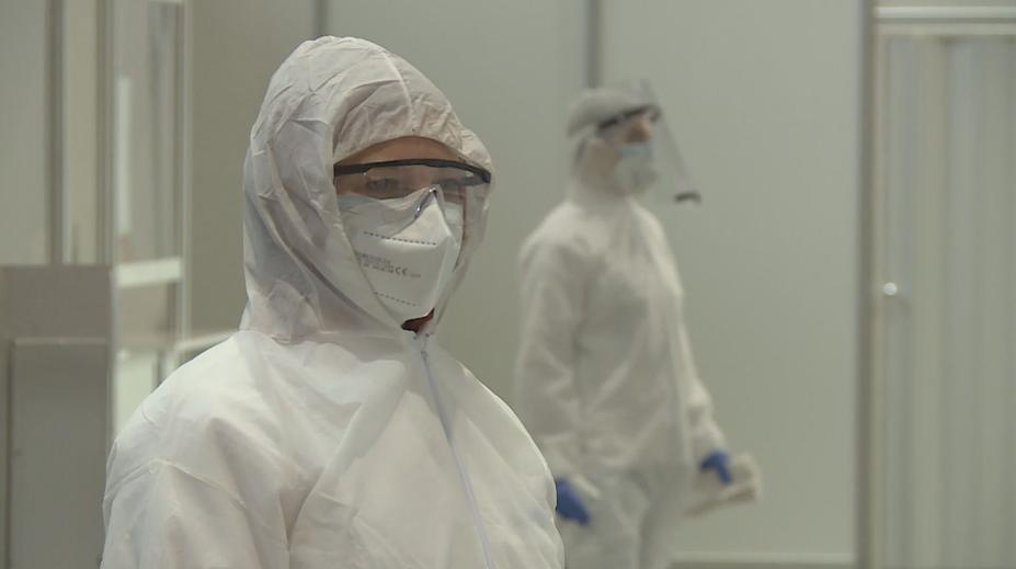 Omikron vytlačil ostatní mutace. Experti už ví, proč je nakažlivější a rychleji se šíří