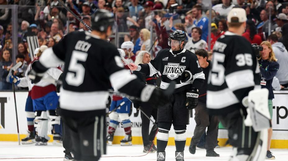 Sbohem, Kopi. Legenda NHL se loučila v slzách, fanoušci mu děkovali vestoje