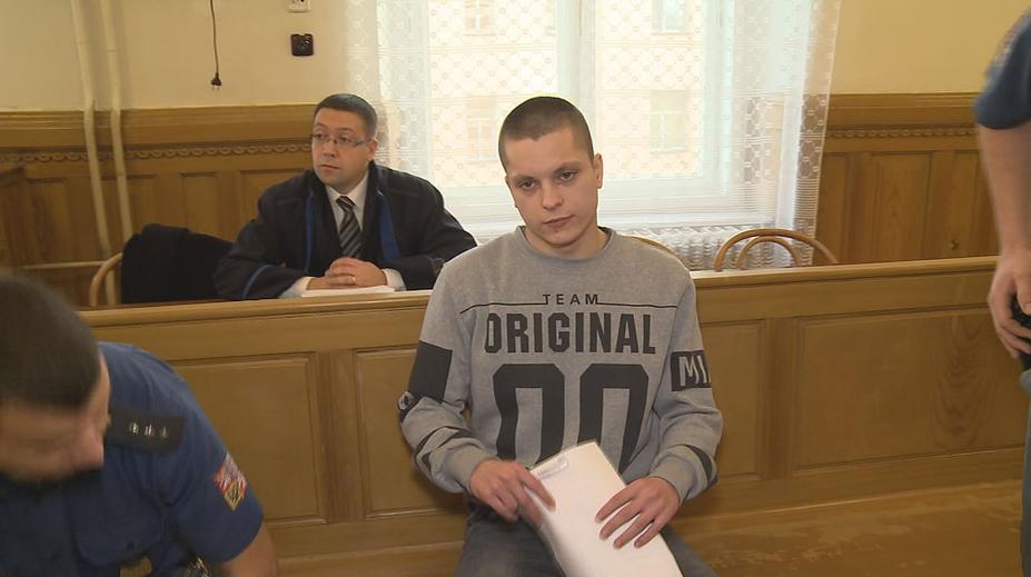 Střílel na projíždějící auta a přepadl večerku. Odsedí si 12 let!