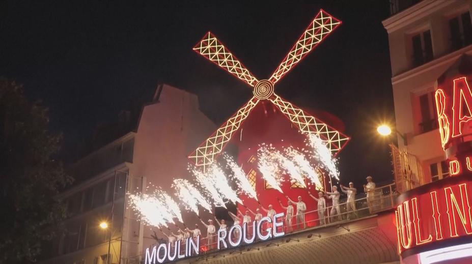 Pařížská ikona se znovu otevírá. Mlýn na střeše Moulin Rouge opravovali rok