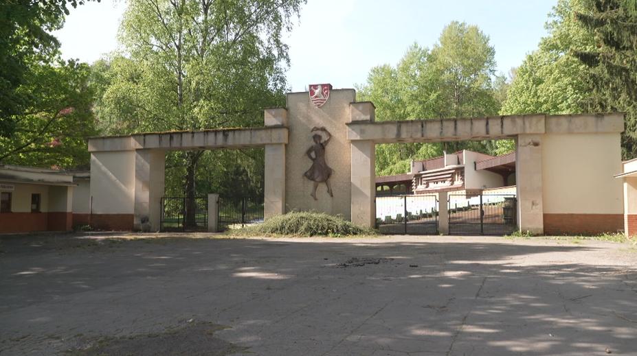Letní kino v Karlových Varech chátrá. Město hledá nového nájemce