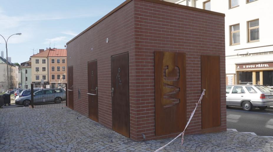 Jihlava má nové záchodky za miliony. Nedá se na nich zamknout