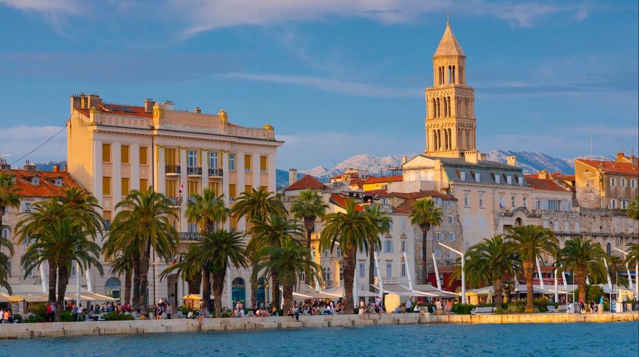 Turisté v šoku. Na dveřích chorvatského obchodu našli vzkaz plný nadávek