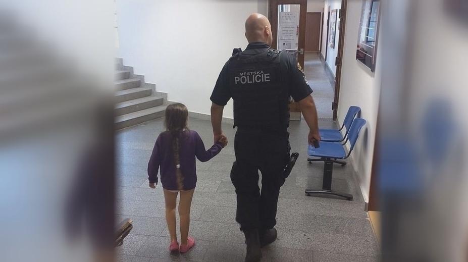 Šestiletá holčička bloudila ulicemi města. Vydala se za maminkou do práce