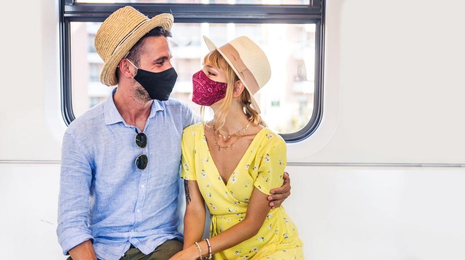 Jak flirtovat s nasazenou rouškou. Expertka řekla osm zaručených tipů