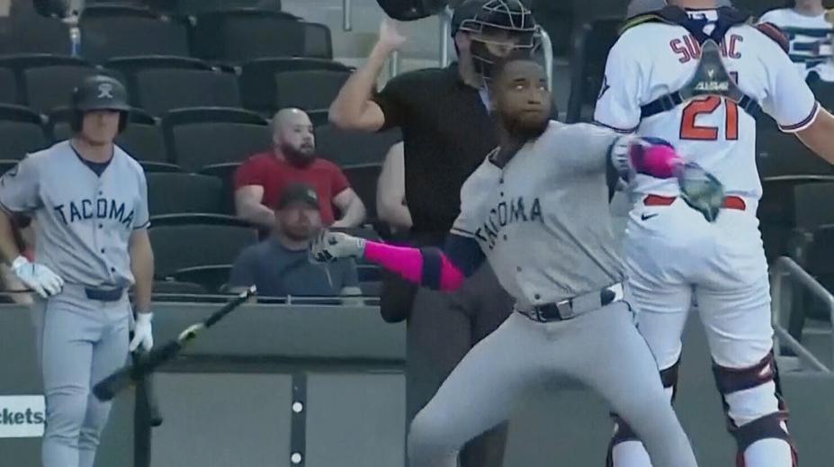 Emoce v zámořském baseballu. Hráčovi ruply nervy, po protihráči hodil pálku