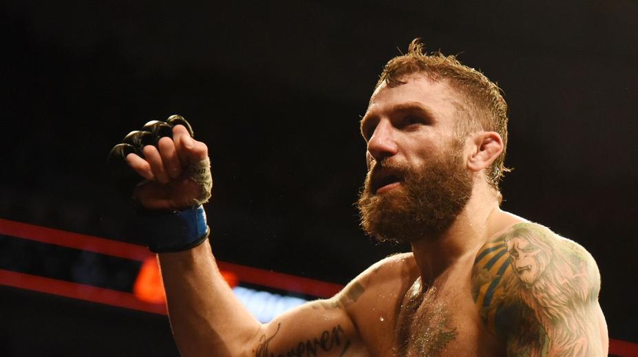 Opilý UFC zápasník se zranil při pokusu vlézt do klece, byl vyveden policií