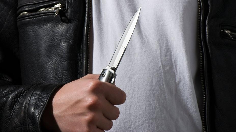 Hrůza na náměstí ve Dvoře Králové. Lidem tam měl vyhrožovat muž s nožem