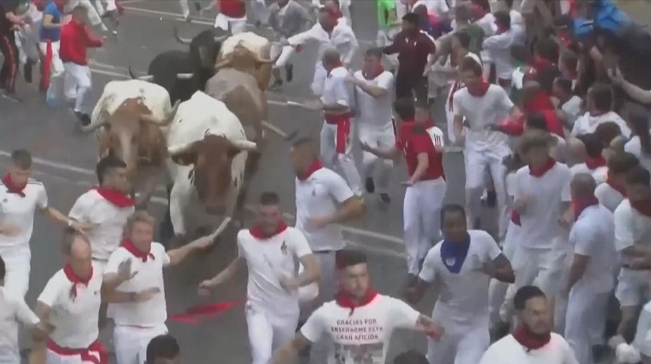 Španělé utíkali před býky úzkými ulicemi. Tradiční běh se neobešel bez zranění