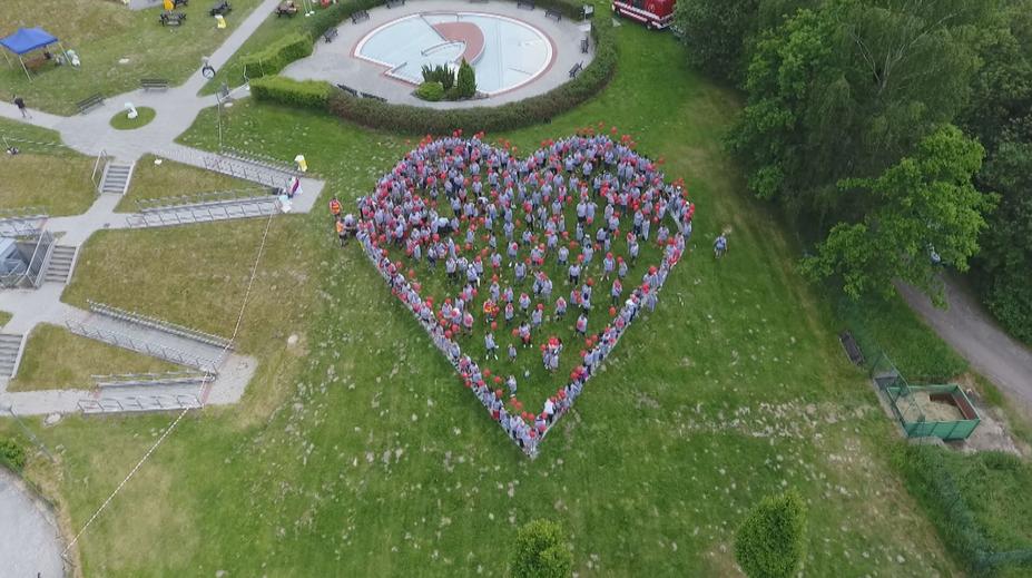 Lidé v Jindřichově Hradci stanovili rekord. Ve stejném triku se jich sešlo téměř 300