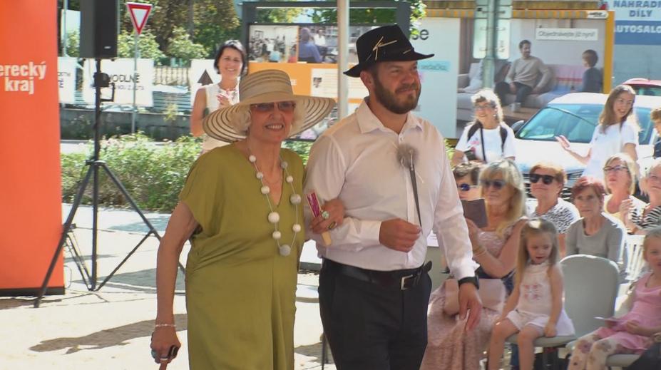 Senioři se proměnili v modely a modelky. Na mole dokázali, že věk je jen číslo