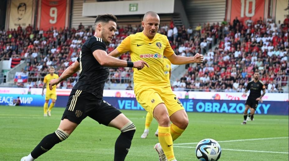 Trnava hrála skoro celý zápas přesilovku, ale nevyhrála. Aston Villa míří do EKL