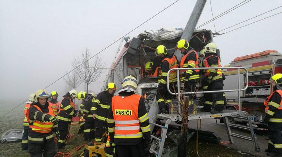 Trolejbus v Brně narazil čelně do sloupu, zranili se čtyři lidé