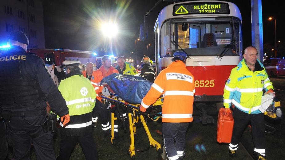 Žena spadla pod tramvaj na zastávce v Praze! Přišla o nohu