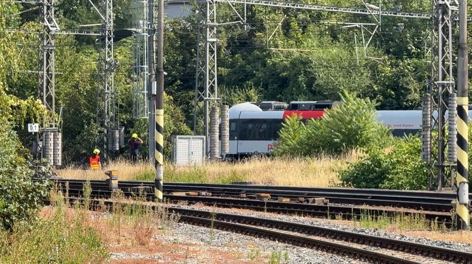 Drama v Praze. Žena vyskočila z jedoucího vlaku, je v kritickém stavu