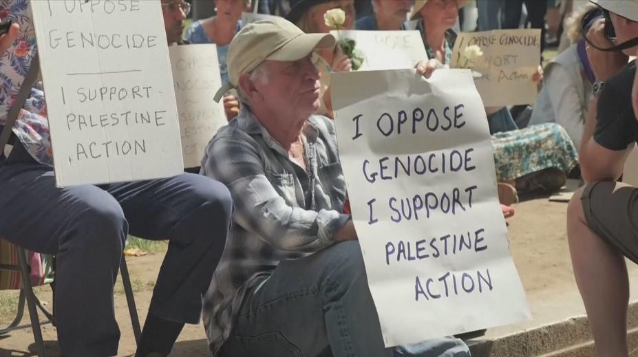 Britská policie zatýkala při protestu proti zákazu organizace Palestine Action