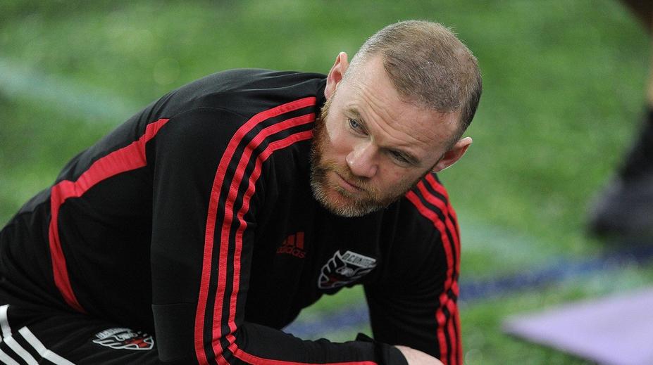 Rooney v problémech: Po fotkách s polonahými ženami zranil spoluhráče