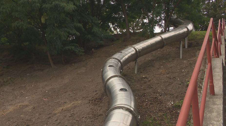 Nejdelší skluzavka v Česku je otevřená. Má zkrátit cestu mezi ulicemi