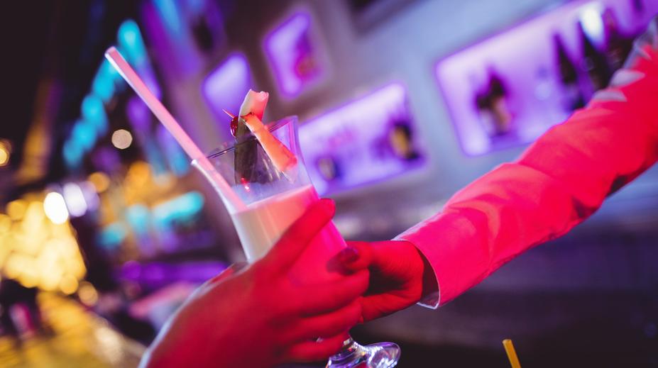 Barmanku vytočil požadavek zákazníků: Myslí si, že tak dostanou alkohol navíc!