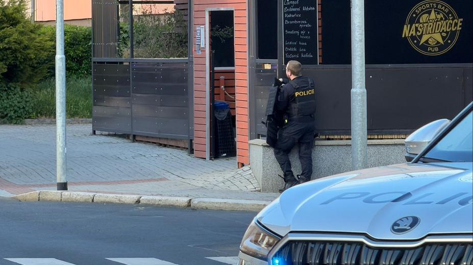 Ozbrojený muž v Chomutově. Chodil po městě, zabarikádoval se v domě