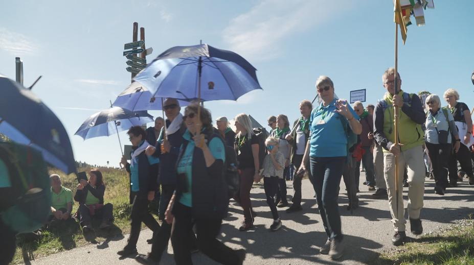 Do Krušných hor přijely tisíce turistů. Čekal je pochod z Božího daru