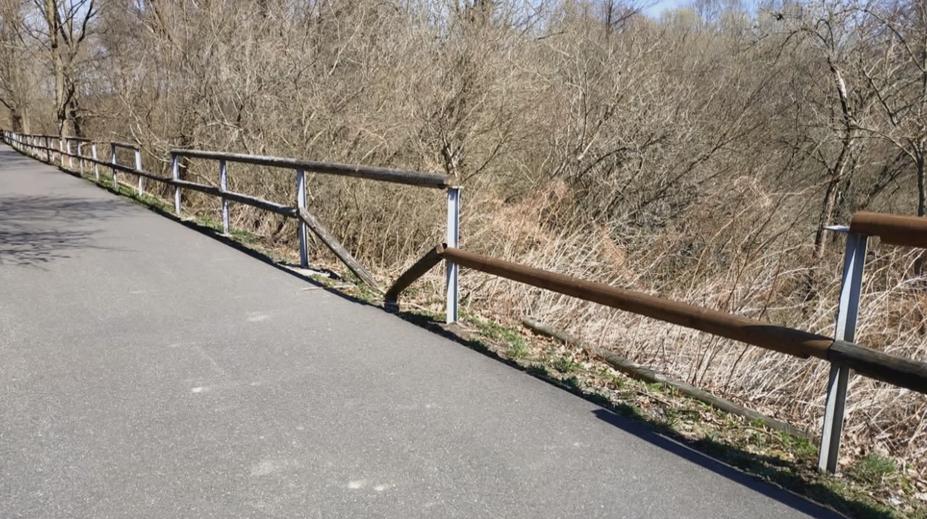 Neznámý pachatel každoročně ničí cyklostezku. Policii se ho nedaří dopadnout
