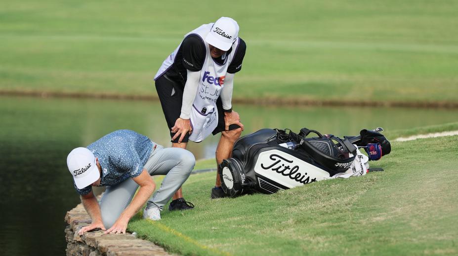 Jak se tam mohl míček udržet? Golfista pobavil šťastným úderem