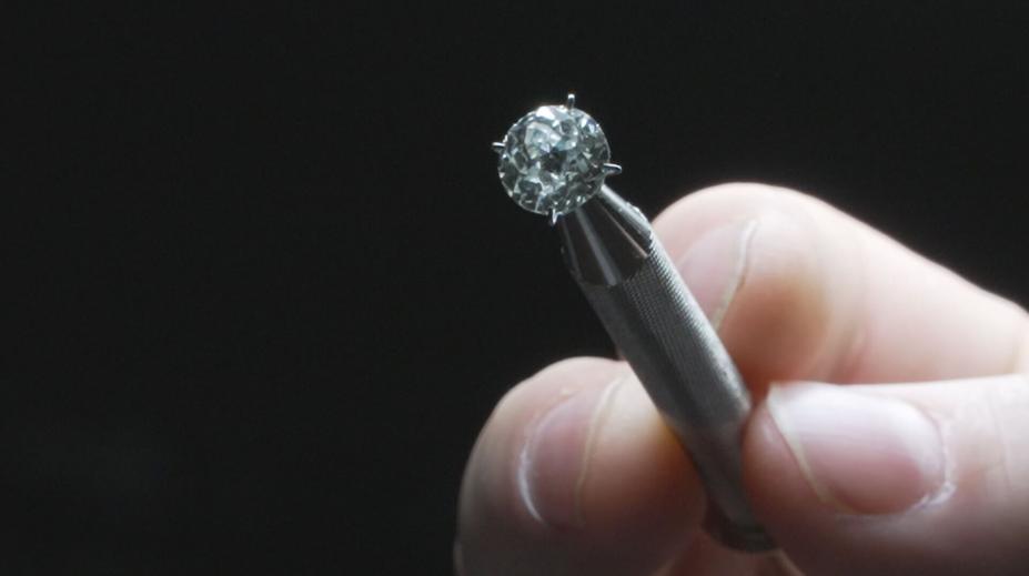 Britové budou vyrábět diamanty ve vesmíru. Brzy do kosmu vypustí první komoru