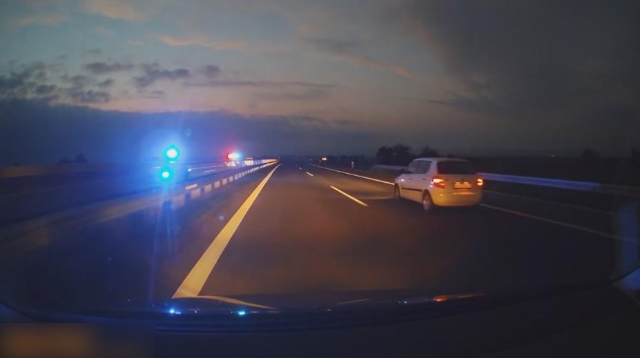 Muž měl lákat do auta holčičku. Poté ujížděl 10 km po dálnici v protisměru