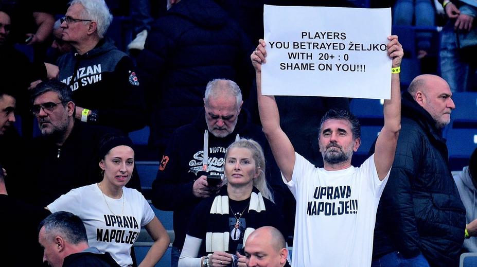 Místo oslav pískot. Hráči Partizanu čelí od fanoušků nenávisti za rezignaci kouče