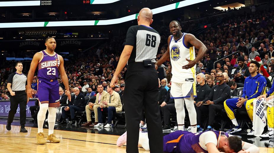 Už se úplně zbláznil? Známý raubíř dal soupeři v NBA pěstí