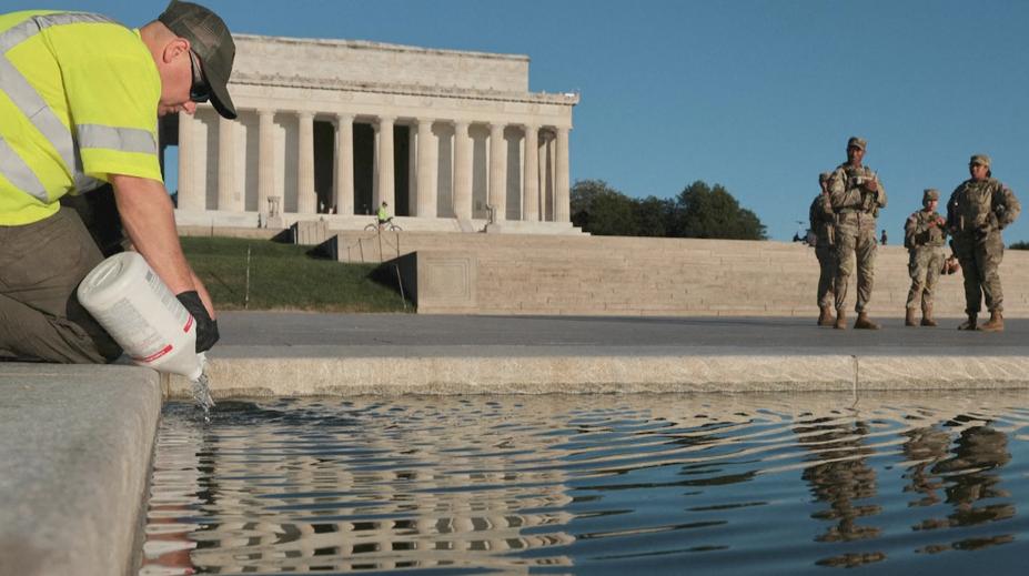 Trumpův plán selhal. Jezírko ve Washingtonu je brčálově zelené