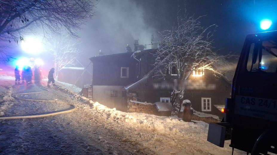 V Krkonoších hoří jedna chalupa za druhou, hasiči měli opět poplach