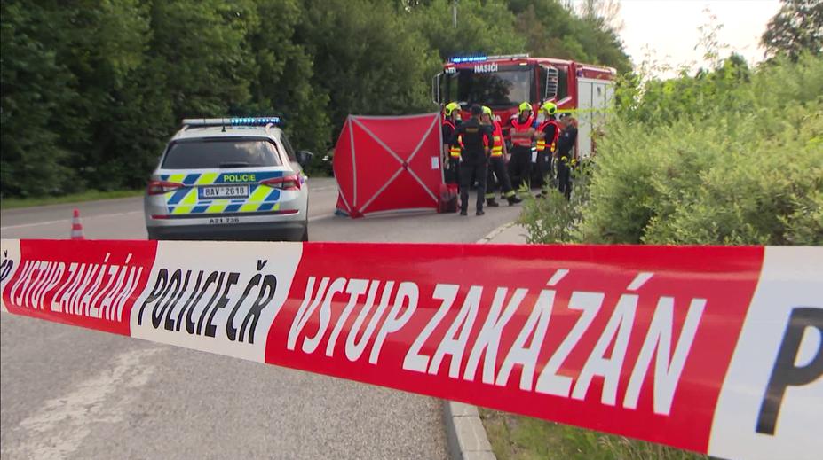 Tragická srážka autobusu s autem na Chomutovsku. Tři lidé zemřeli, řidič je zraněný