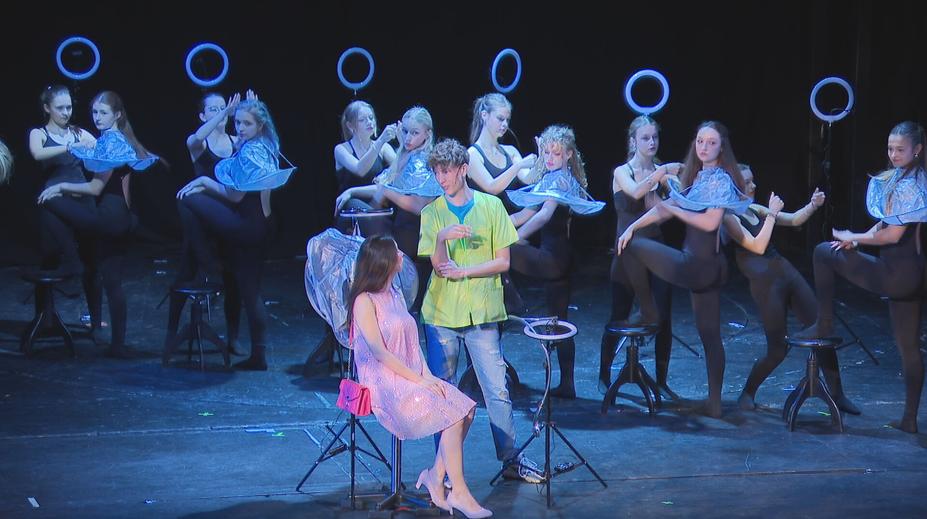 Žáci gymnázia nacvičili muzikál pro neslyšící. Ten vedl ke vzniku důležitého projektu