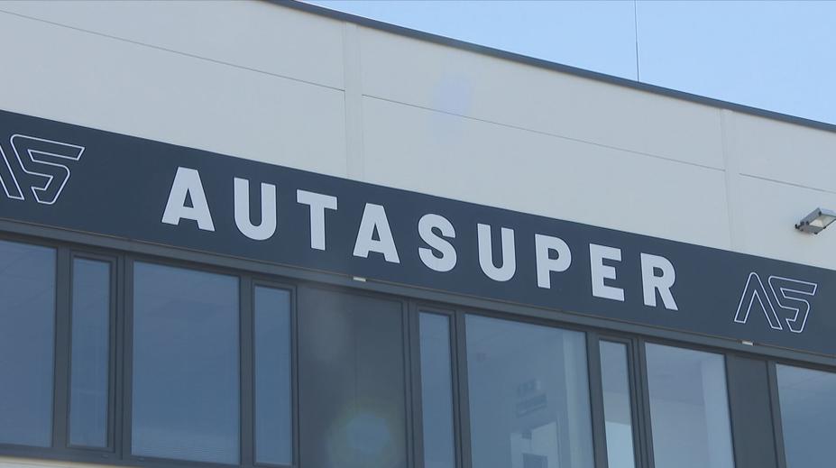 Luxusní autobazar měl prodávat neexistující auta. Dluží téměř 200 milionů