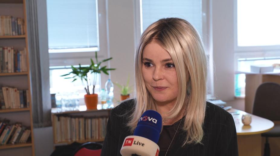 Simona v 17 letech vylezla na vlak, následky má dodnes. Obří riziko, varuje