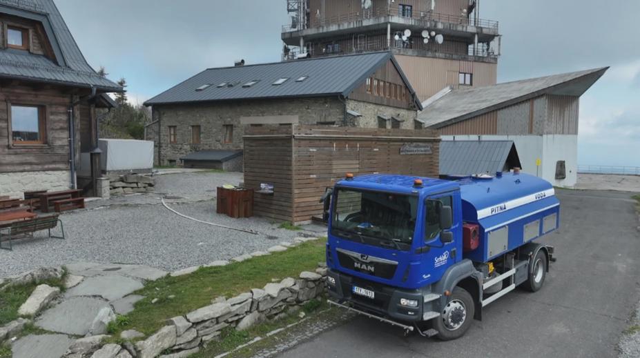 Sucho pokračuje. Na Lysou horu vozí pitnou vodu cisterny