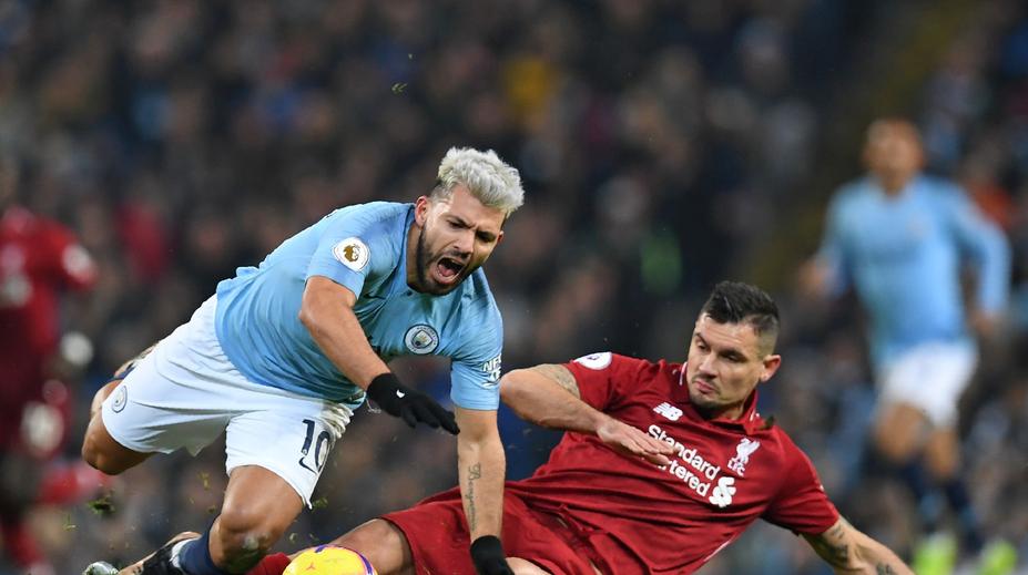 Stoper Liverpoolu to kosí i doma! Ostrým skluzem sundal vlastního syna