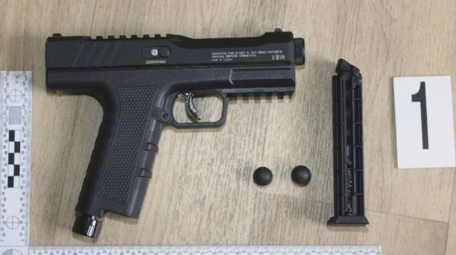 Opilý muž střílel z paneláku. Policie u něj našla deset zbraní