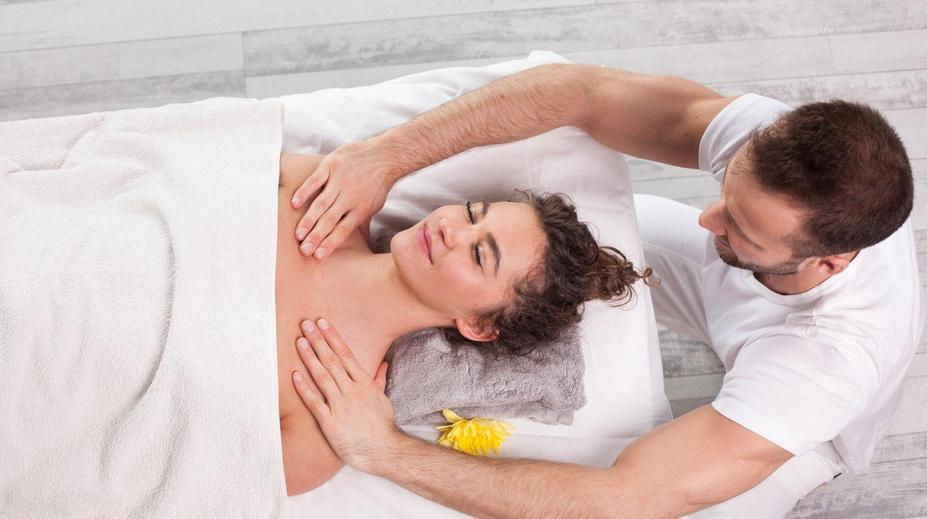 Masér masíroval dívky víc než chtěly. Hledají se další poškozené