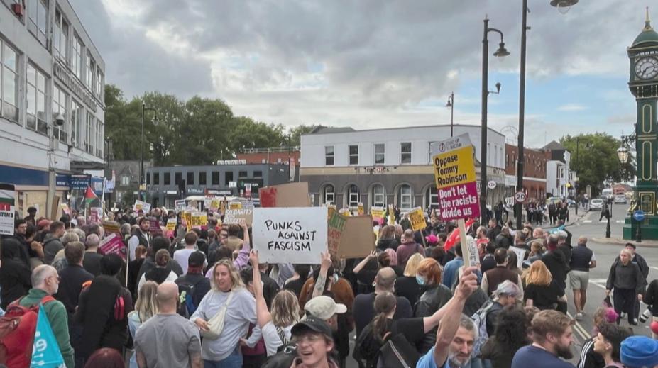 V Británii se konaly další demonstrace. Ulice měst zaplnili zastánci uprchlíků